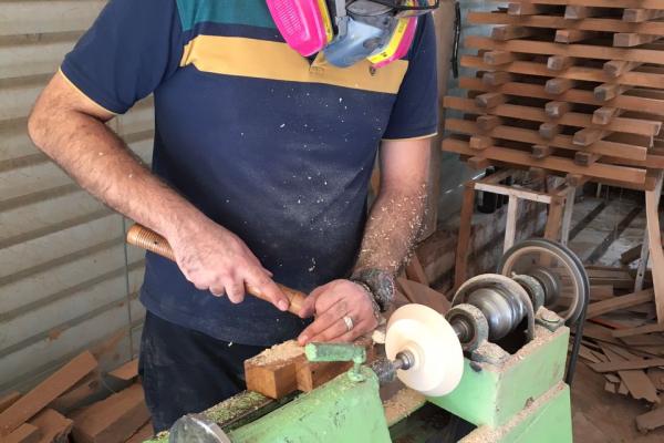 اماده سازی چوب برای ساخت کمانچه 